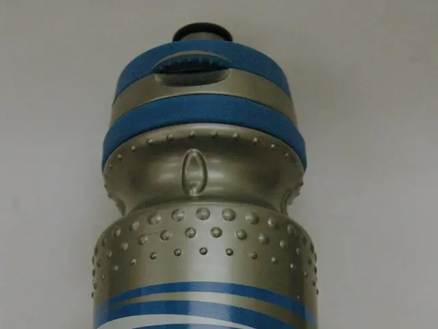 Marchio di acqua in bottiglia identificato come privo di microplastiche, supportato da ricerche...