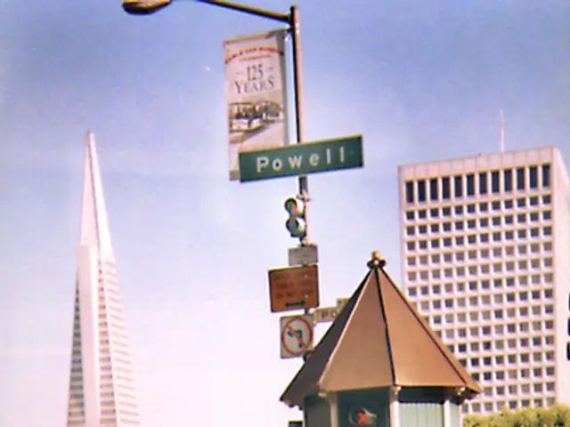 Il porto dell'Oblast' di Leningrado in fiamme dopo un incidente con un attacco di un drone in...