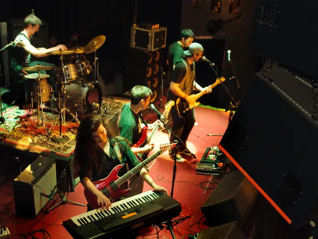 Francis Dunnery lascia Asia di John Payne dopo una sola esibizione, adducendo incompatibilità di...