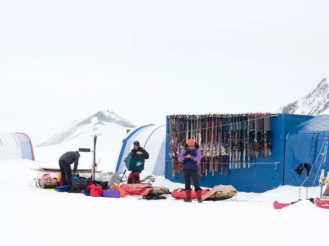 Alpinista incontra fine tragica nel tentativo di salvare una climber russa ferita sulla vetta più...