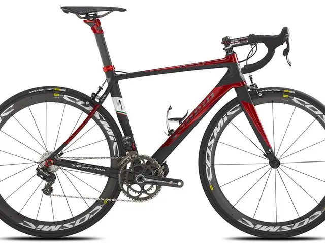 Entusiasta Arnold, appassionato di ciclismo, assume il comando alla Canyon