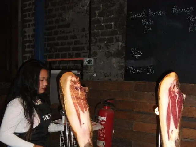 Donna tratta da un appartamento in fiamme, incosciente