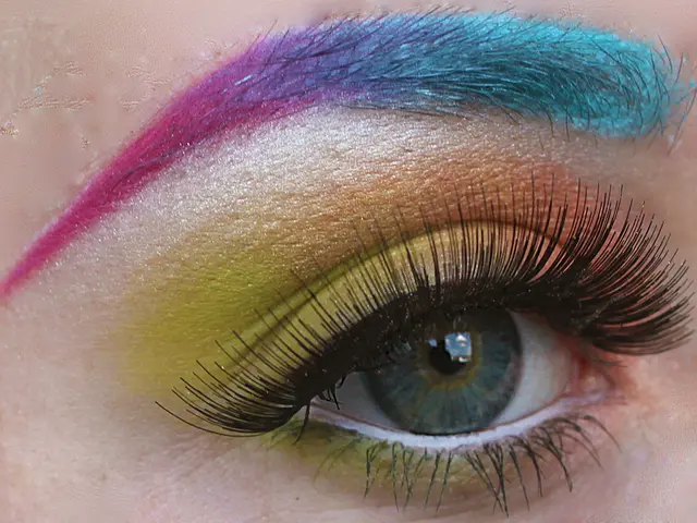 Migliora il tuo make-up degli occhi con unsatisfying penne vivaci, aggiungendo una scarica di...