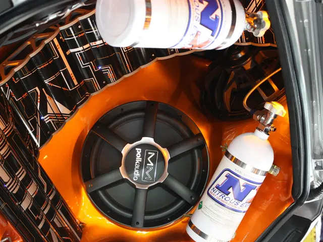 Ha scambiato il set di Bose per l'hi-fi 3D di Burmester nella Porsche Taycan, ed e' rimasto sbalordito dalla differenza