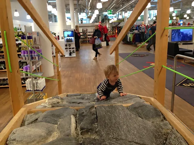 Ragazza cerca fossili a Charmouth Beach, Dorset, Inghilterra.