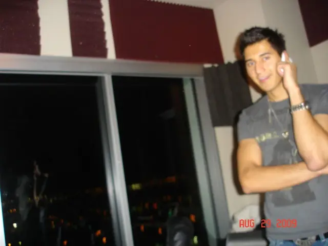 Ragazzo incontra fine tragica dopo aver perso l'equilibrio dalla finestra del suo appartamento a...