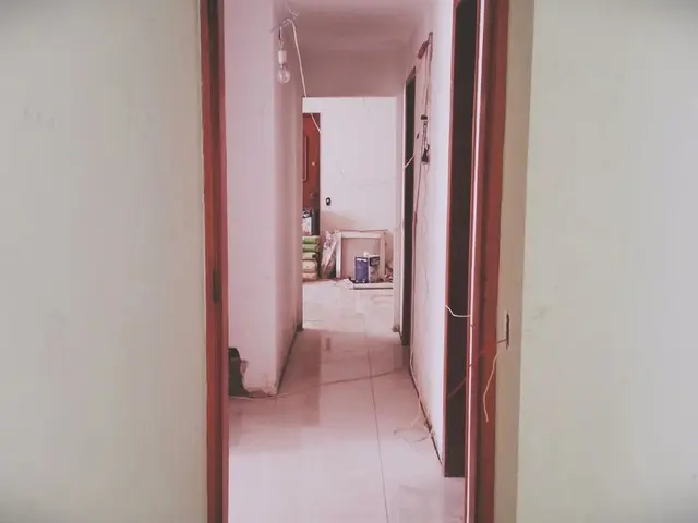 Corridoi trasformat che incantano, invitano al ritorno a casa prolungando la partenza