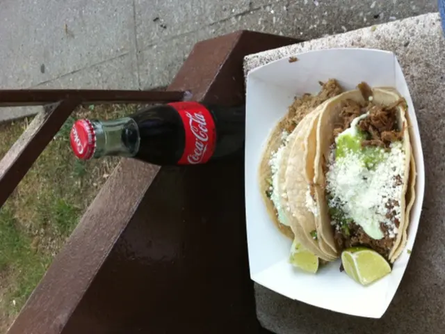 Qual è il limite di tempo per fermarsi in una zona di sosta stradale?