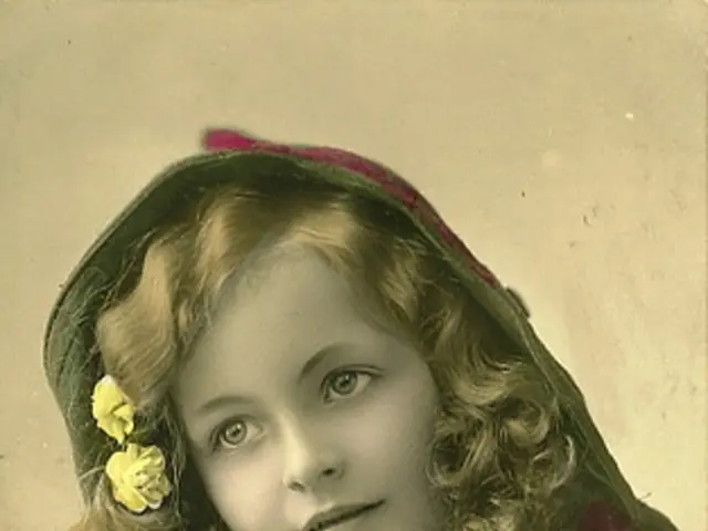 Irene Rosales sorridente nelle nuove foto mentre condivide un pasto con un giovane sconosciuto