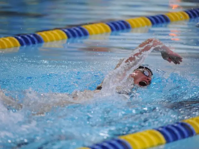 Leggenda del Nuoto Joseph Schooling Supera le Cime e Guarda il suo Eroe Infantile [Cronache Sports}