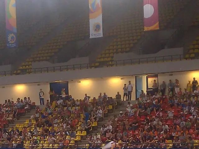 Atlete Nanami Takenaka e Sayuri Sugimoto, entrambe ginnaste ritmiche, concoursing duali ruoli come...