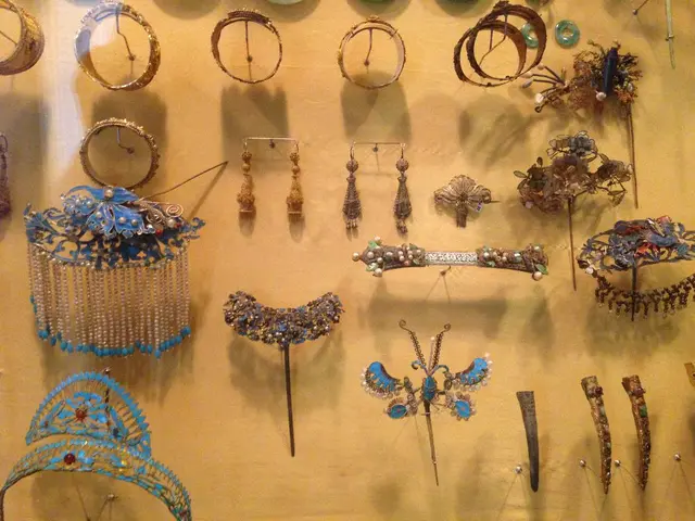 Decori di Natale in Oro Dettagliato Estremamente Eleganze Decorano le Festività - Scopri i Segreti...