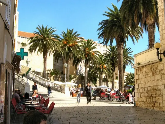 La coppia parte per un viaggio internazionale permanente verso la pensione in Thailandia con il...