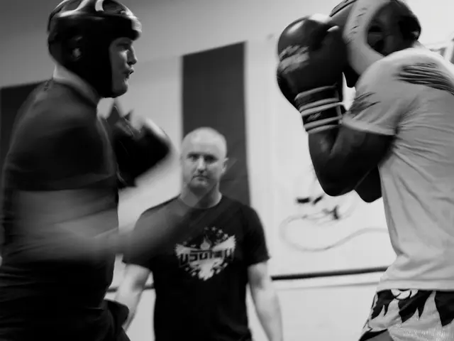 Il caos esplode al match di boxe di Jon Jones dopo la sua sconfitta, quando assale un ufficiale di...