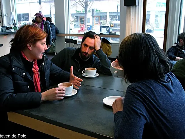 In attesa della tua bevanda preferita? Ecco come restare attivi con gli esercizi di postura del bar