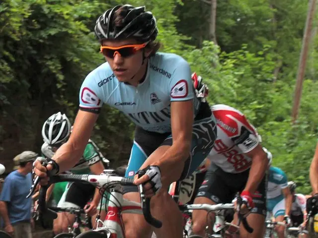 Matthew Brennan, a 19 anni, è pronto a fare il suo debutto al Paris-Roubaix, esprimendo la sua...