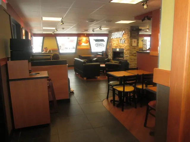 Palazzo trasformato in un caffè infonde un tocco di teatralità nella tua colazione