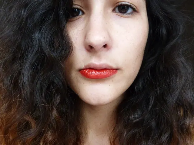 Potenza del rossetto: un simbolo storico di resistenza femminista, che risale alle suffragette che...