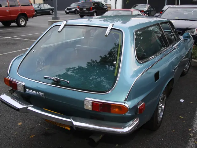 Rivendicazione aggressiva del vicino sui posteggi auto: la risposta涉及 azioni meschine,...