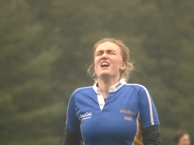 Giocatrice di rugby femminile~, espulsa per insulto esplicito offensivo~, lascia il pubblico...
