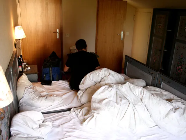 Il design della camera da letto distintivo e lussuoso di Goldie Hawn, caratterizzato da un unico...