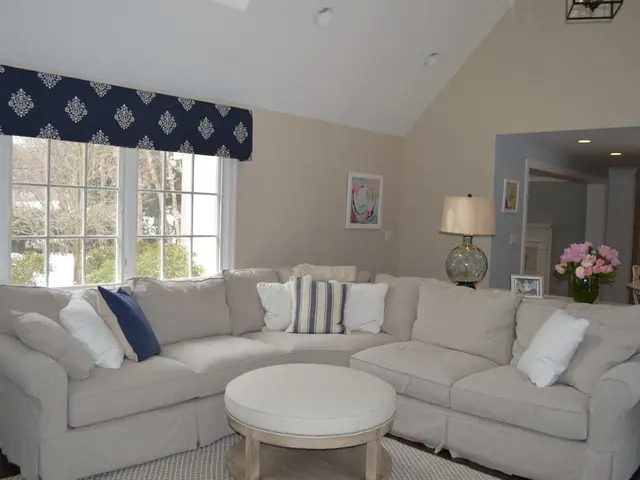 Camera da letto in stile costiero di Audrey Hepburn degli anni '70 che illustra l'attrattiva...