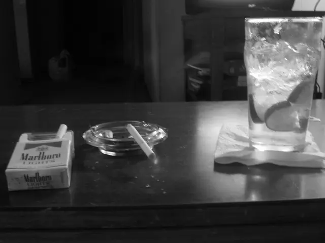 Camino da tavolino conveniente disponibile da ALDI, adorato da molti, offre un'atmosfera calda e...