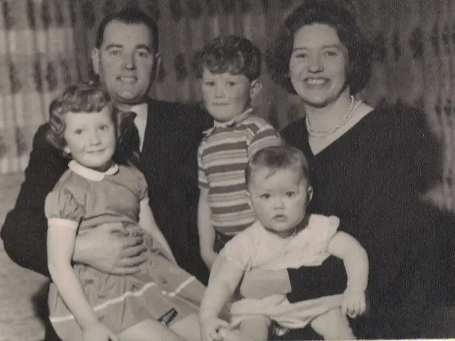 Ragazza adolescente fugge da casa per evitare la mezza sorella, anni dopo la verità viene svelata...