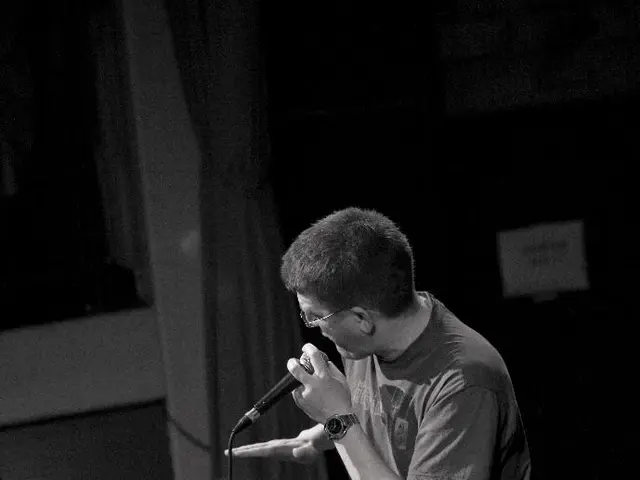 Nessuno svela la canzone e il video più recente intitolati 'Dio è un raver'