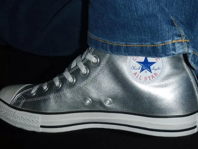 Il controverso stile dei pantaloni di Nicole Richie si abbina perfettamente con i sandali, gli...