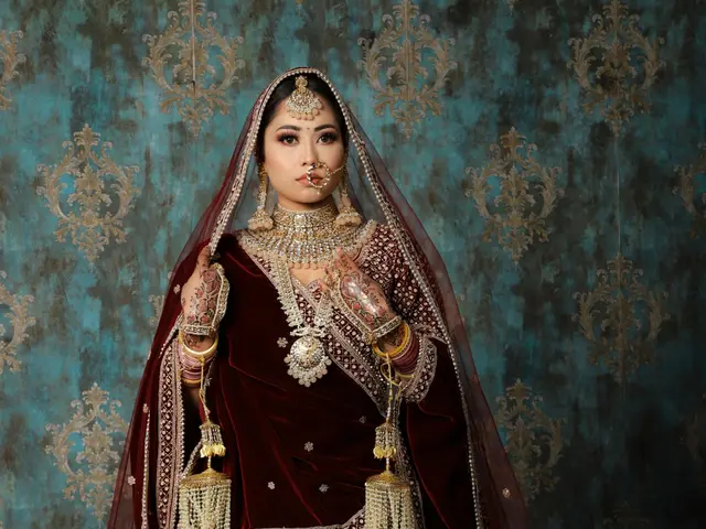 Amal Clooney riaccende lo stile alta-bassa del 2000 con una svolta elegante