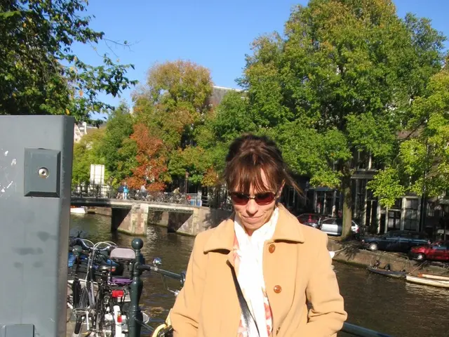 Vista in una donna alla moda a Venezia, Italia: il color cuoio della giacca in pelle che sto...