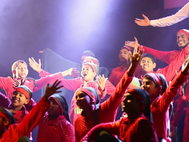 Celebrità dominano Venezia: Radianza delle Stelle illumina la passerella di rosso al Festival