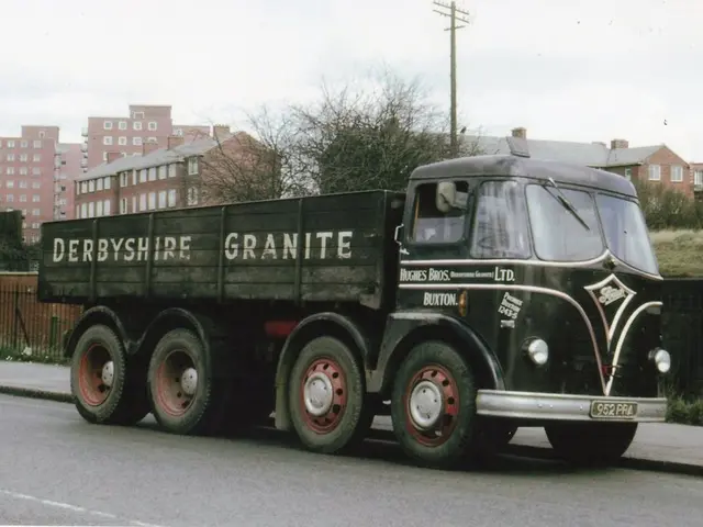 Il treno parte dall'autostrada A7, si ferma in un campo aperto