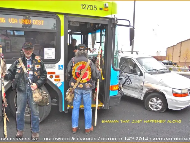Incidente con un autobus sulla strada di Cuxe causa gravi ferite al conducente