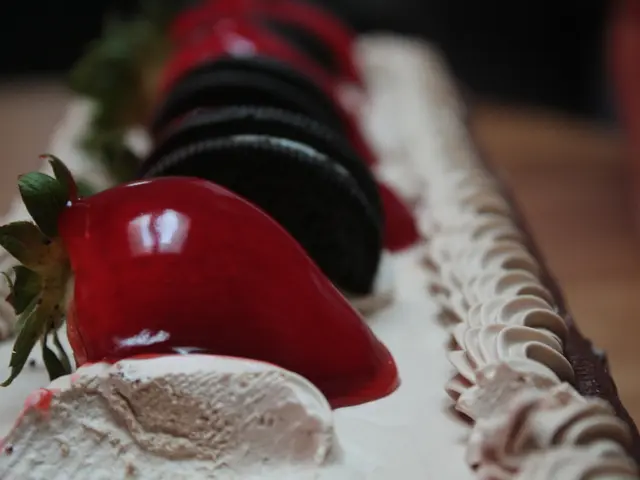 Omaggio a Dierk Eisenschmidt: 'Albero dei Dolci Eretto per il Prodigio della Pasticceria'