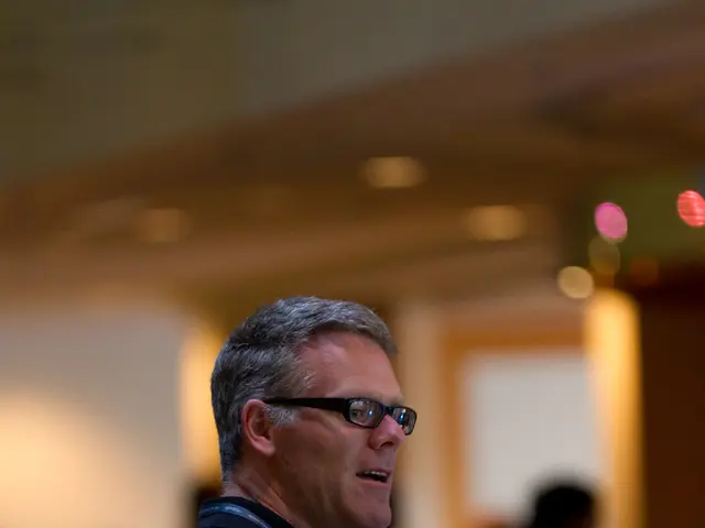 Recensione di 'Ballata dell'ineguagliabile': Interpretazione Ardente di Colin Farrell in una...