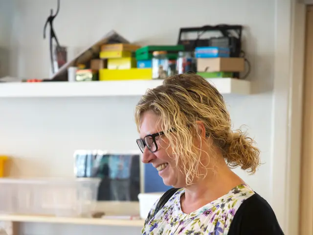 Emma Stone, attrice moderna, echi il fascino immortale di Katharine Hepburn, come mostrato nel film...