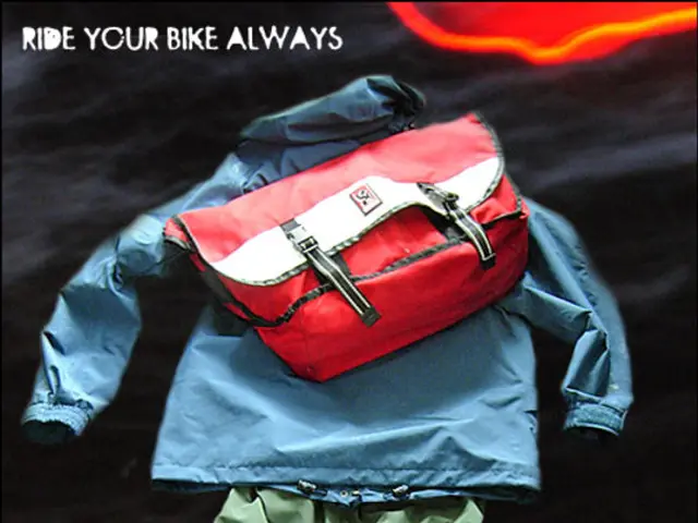 Riapparendo, almeno temporaneamente, lo zaino da alpinismo dalla DB, famoso per aver rotto le...