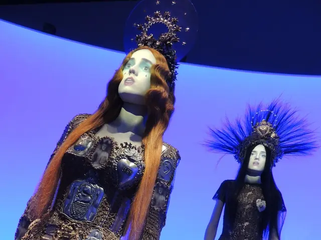 L'alta moda si adatta alle sfide finanziarie e ai mutamenti dei gusti.