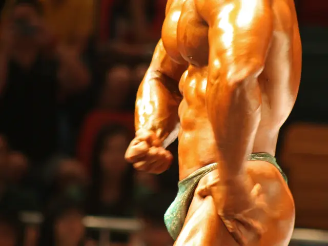 Immagini di membri dei BTS affiancate a Dwayne Johnson, mettendo in evidenza le sue gambe muscolose...