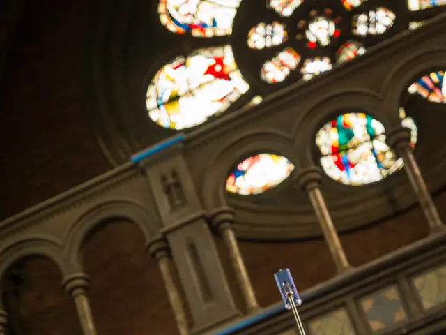 il pubblico esplode in un'ovazione in piedi di 15 minuti per 'Frankenstein' di Guillermo Del Toro...