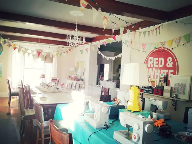 Chandelier di pompon arcobaleno viventissimo che illumina qualsiasi spazio