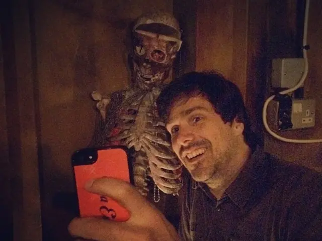 Valutazione candida del professionista dopo l'esplorazione dei sistemi di backup della potenza...