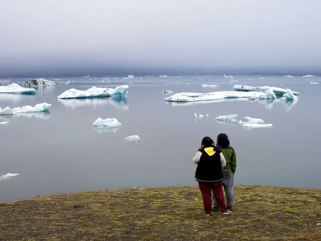 Gigantesco iceberg che si disintegra vicino alla costa dell'Antartide