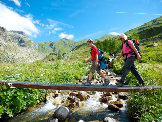 Soccorso sulla roccia: uomini cinesi salvano un bambino rimasto incastrato tra grossi macigni in un...