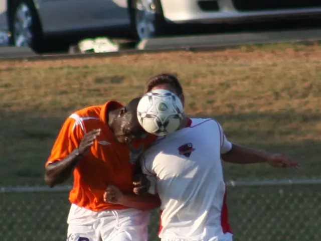 Durante una partita di biliardo, un compagno di squadra viene Incidentalmente colpito da una palla....