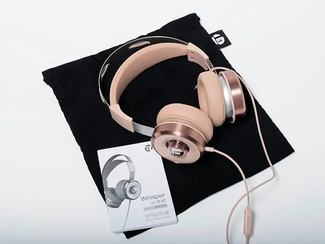 Ultimi auricolari JBL con collegamento wireless compatibile con dispositivi audio analogici...