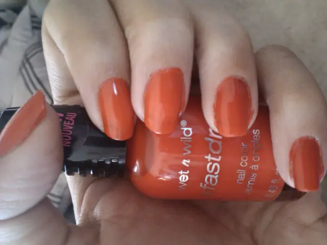 Indossare un braccialetto in modo autonomo: Applicazione di un accessorio per il polso in modo...