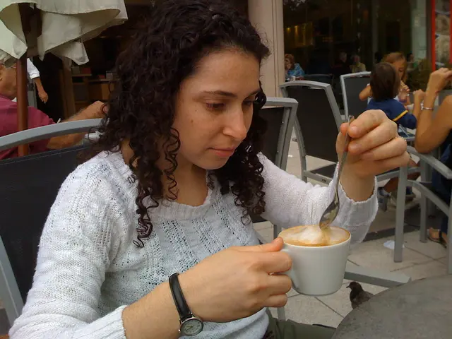 Malvika Nayak: La figura sconosciuta che accompagna Anushka Sharma agli IPL | Aggiornamenti cinema...